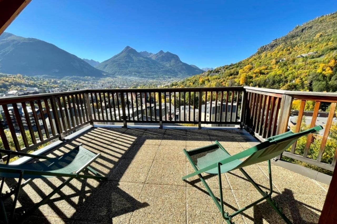 Apartamento Large Chalet With Terrace And View In Briancon Exterior foto